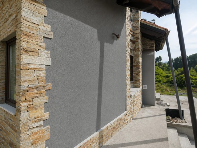 Acabado liso y duradero: revestimientos acrílicos para fachadas en Narón