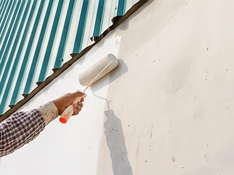 Cliente eligiendo colores con un pintor para un proyecto a medida de pintura exterior en Narón