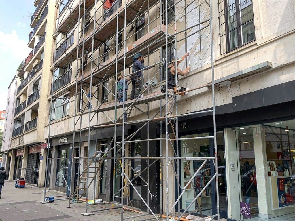 Pintura exterior de un edificio y un local comercial realizada por pintores profesionales en Narón